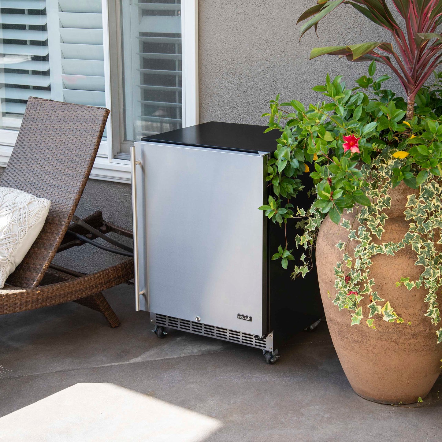 Newair® 160-Can Outdoor Built-In/Freestanding Beverage Fridge - 24"